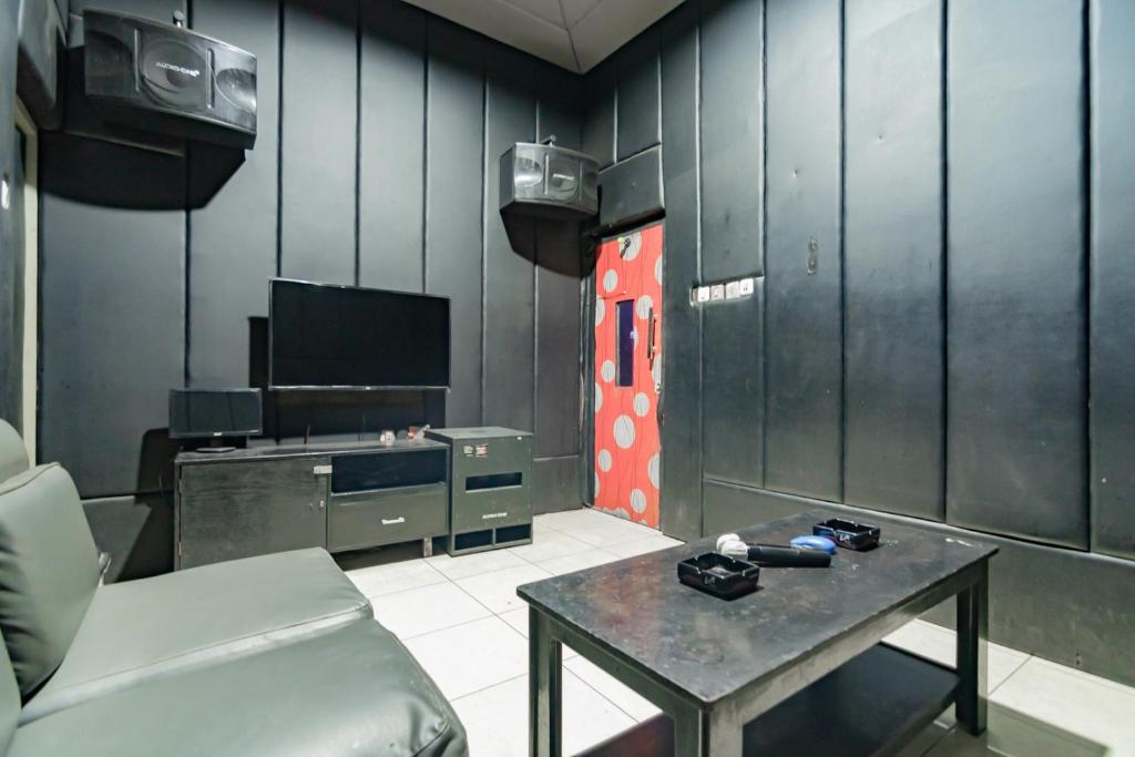 TV a/nebo společenská místnost v ubytování Hotel Markoni Pamanukan Mitra RedDoorz
