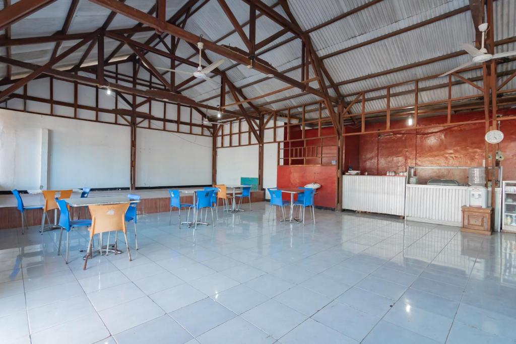 Kuchyň nebo kuchyňský kout v ubytování Hotel Markoni Pamanukan Mitra RedDoorz