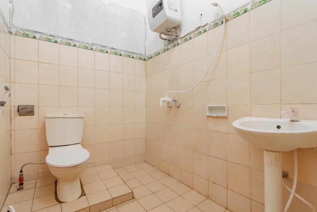 Koupelna v ubytování Hotel Markoni Pamanukan Mitra RedDoorz