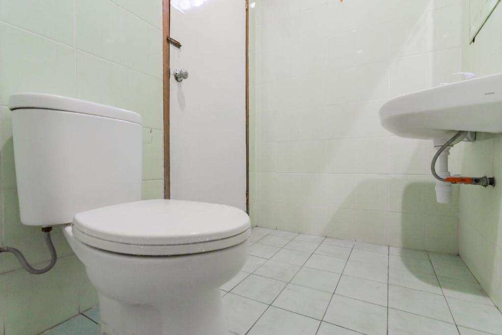 Koupelna v ubytování Hotel Markoni Pamanukan Mitra RedDoorz