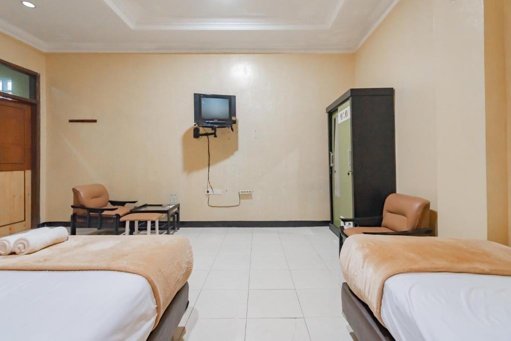 Postel nebo postele na pokoji v ubytování Hotel Markoni Pamanukan Mitra RedDoorz