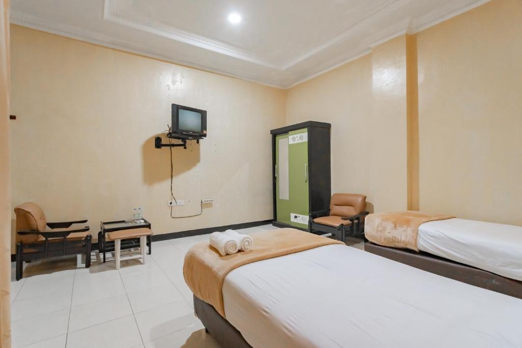 Postel nebo postele na pokoji v ubytování Hotel Markoni Pamanukan Mitra RedDoorz