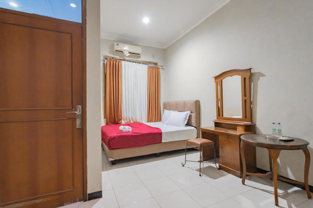Postel nebo postele na pokoji v ubytování Hotel Markoni Pamanukan Mitra RedDoorz