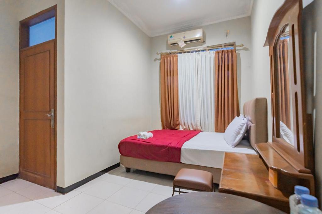 Postel nebo postele na pokoji v ubytování Hotel Markoni Pamanukan Mitra RedDoorz