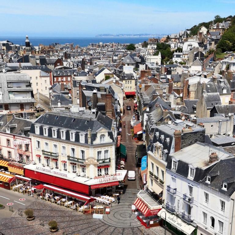 une vue aérienne d'une ville avec des bâtiments dans l'établissement Petit Quai - Studio entièrement rénové plein centre Trouville, à Trouville-sur-Mer