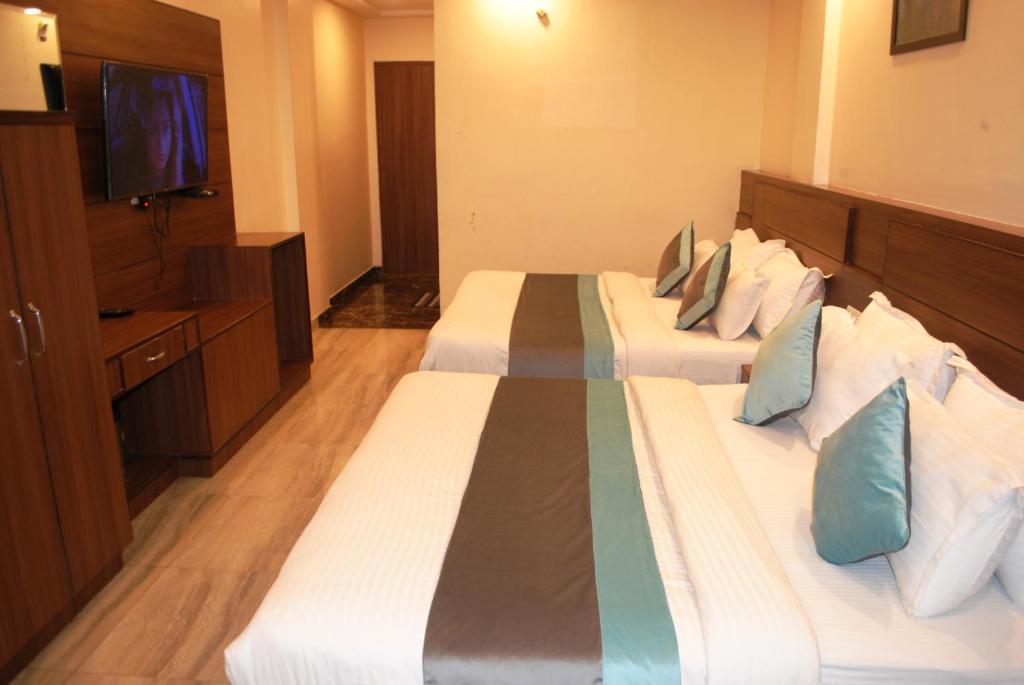TV a/nebo společenská místnost v ubytování Hotel The Vaishno Devi Hills