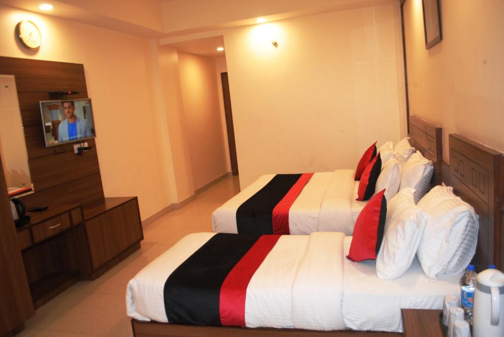 Postel nebo postele na pokoji v ubytování Hotel The Vaishno Devi Hills