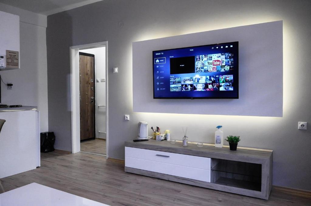 ein Wohnzimmer mit einem TV an der Wand in der Unterkunft Skopje Lux Apartments in Skopje