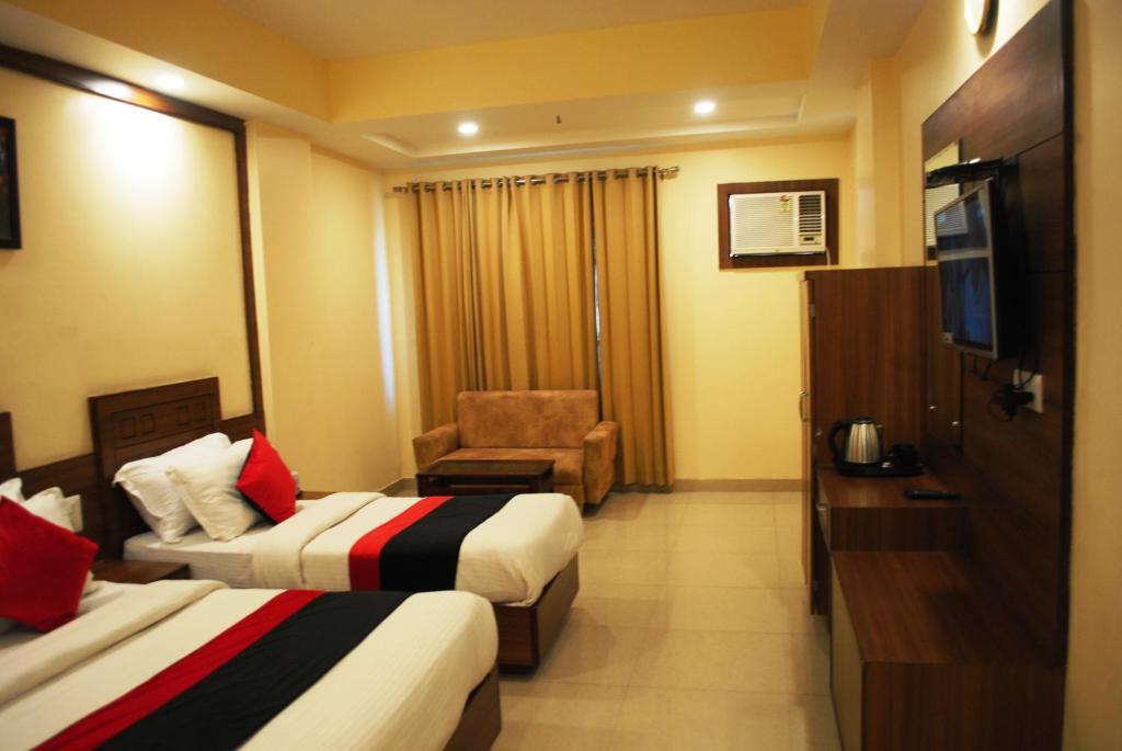 TV a/nebo společenská místnost v ubytování Hotel The Vaishno Devi Hills