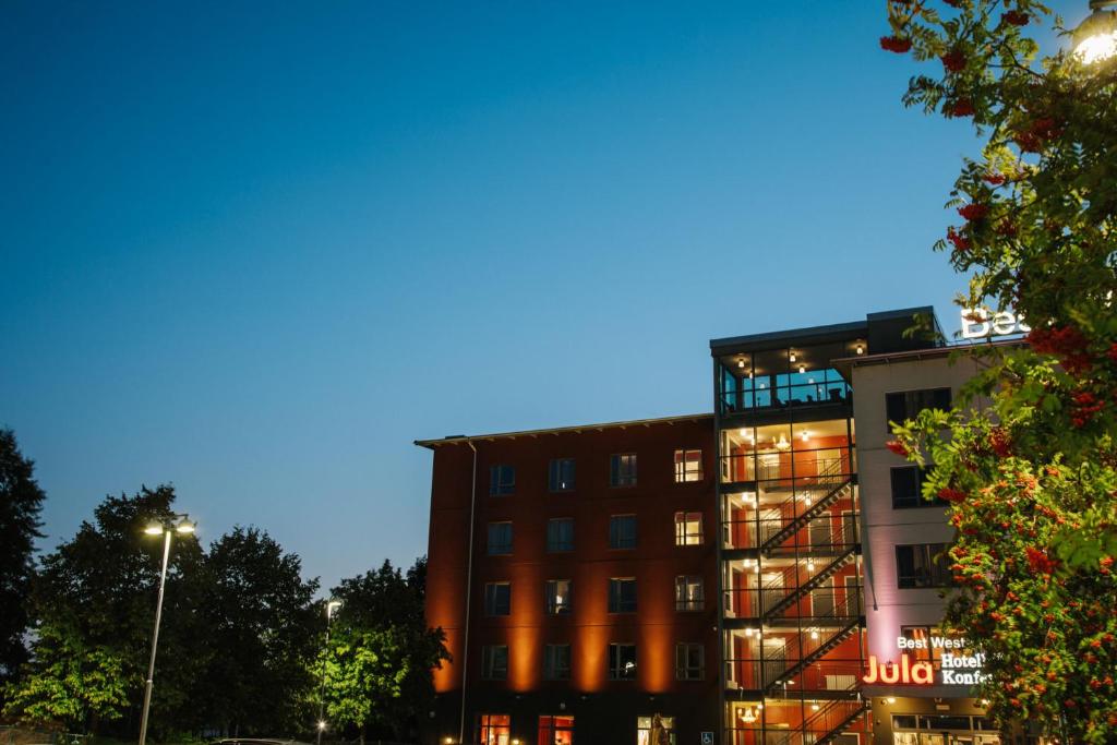 un edificio alto con luces en el costado. en Skara Konsthotell, en Skara