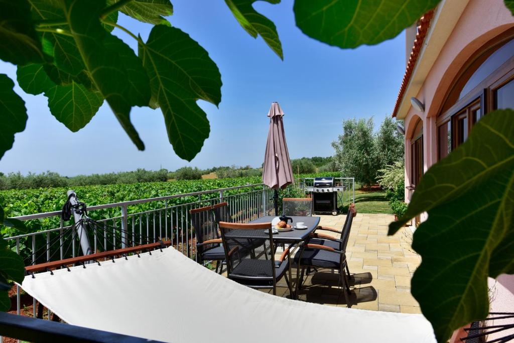 Imagen de la galería de Apartment surrounded by a Vineyard, en Tar