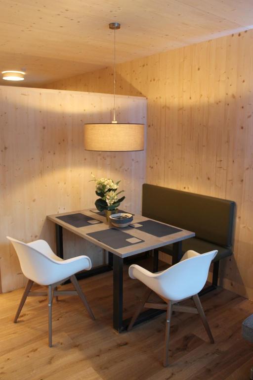 Apartment Bergblick-Mellau في ميلاو: غرفة طعام مع طاولة وكرسيين