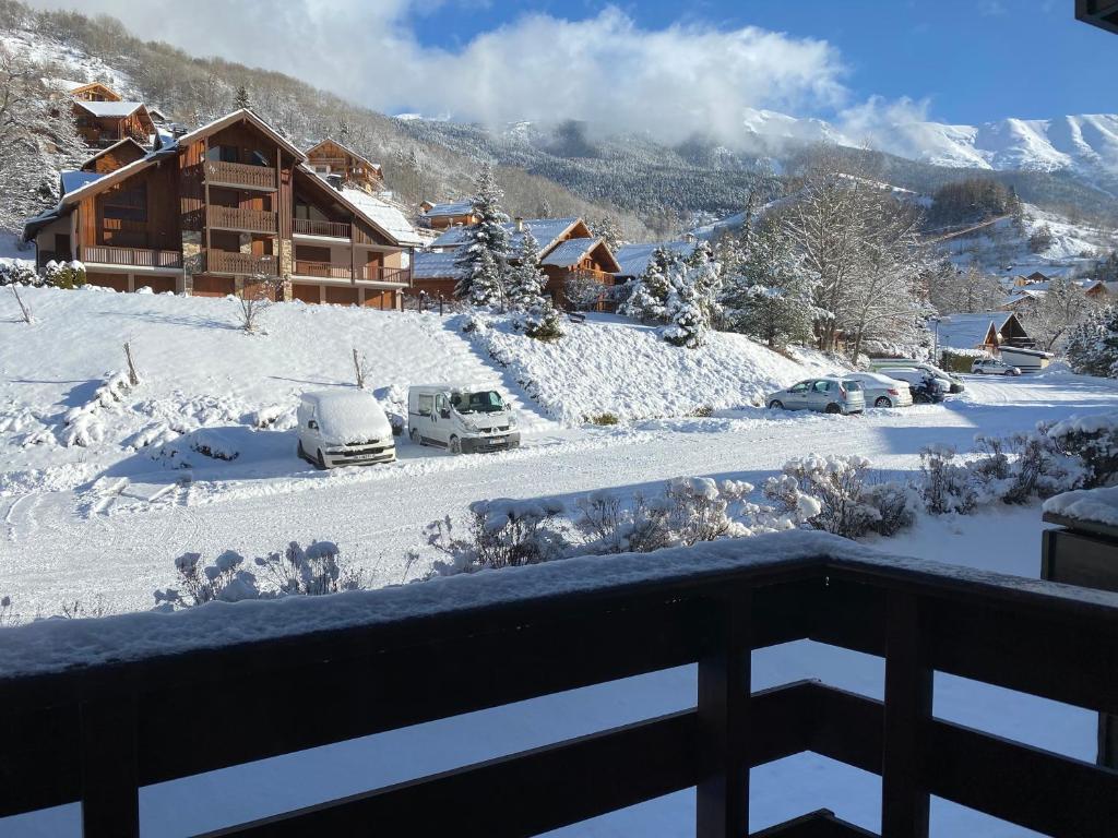 겨울의 Appartements avec balcon vue sur la montagne - Serre Chevalier Chantemerle