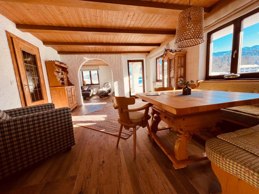 ein Wohnzimmer mit einem Holztisch und einem Sofa in der Unterkunft Landhaus am Schneewittchenberg in Sonthofen