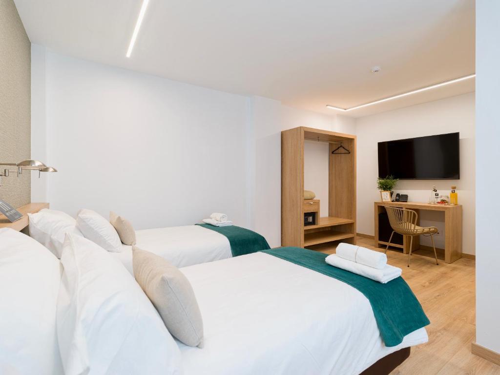 TV a/nebo společenská místnost v ubytování Hotel Emeté & Coworking by airnest