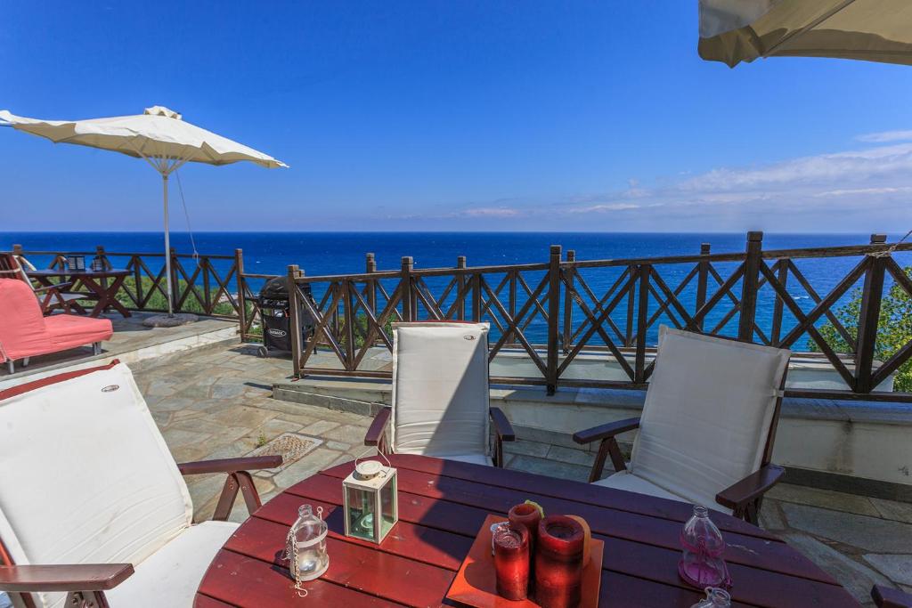 stół i krzesła z widokiem na ocean w obiekcie St John's Agios Ioannis Pelion w mieście Agios Ioannis Pelio