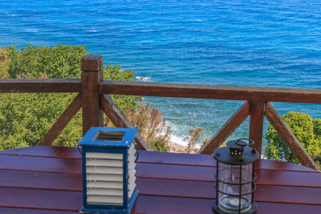 światło na balkonie z widokiem na ocean w obiekcie St John's Agios Ioannis Pelion w mieście Agios Ioannis Pelio