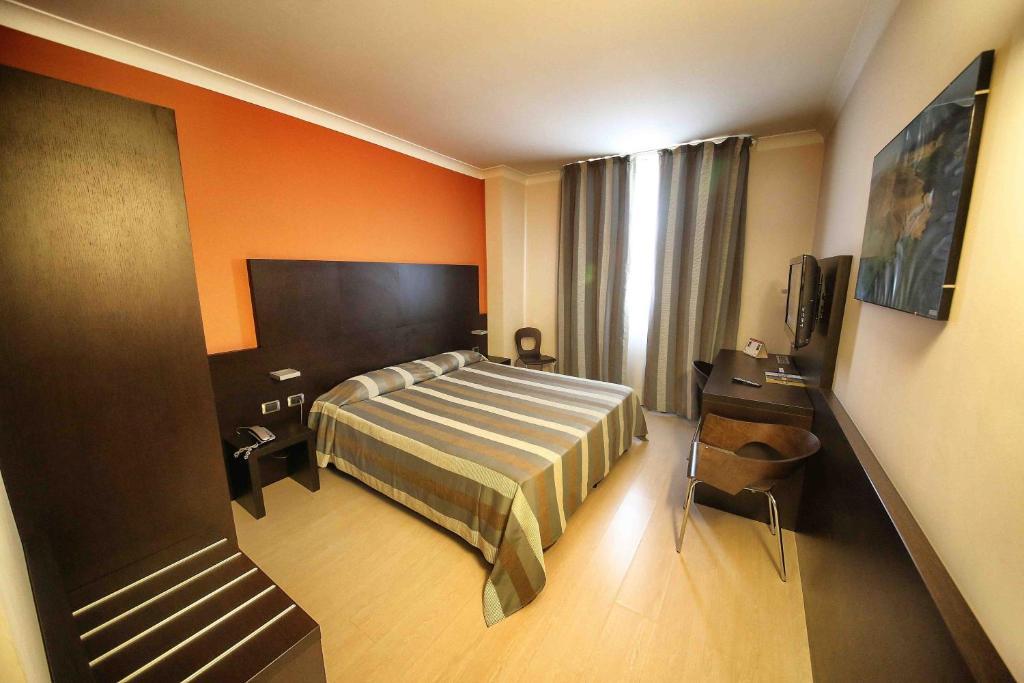Postel nebo postele na pokoji v ubytování Vercelli Palace Hotel