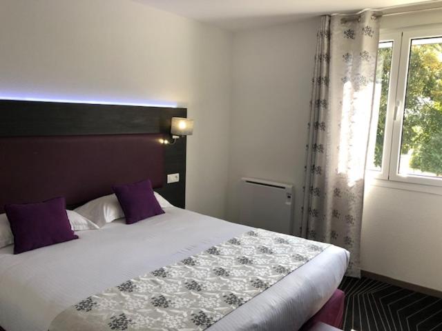 Postel nebo postele na pokoji v ubytování The Originals City Hôtel, Aéroport Beauvais