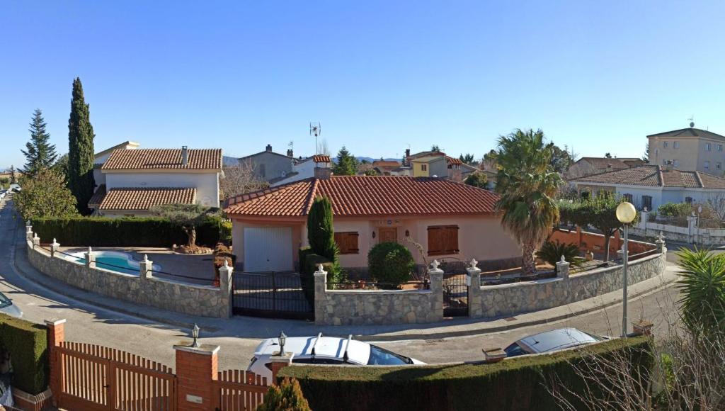 a villa with a swimming pool and a house at Vino que del Cielo Vino. Alt Penedès (País del Cava) Barcelona in San Quintín de Mediona