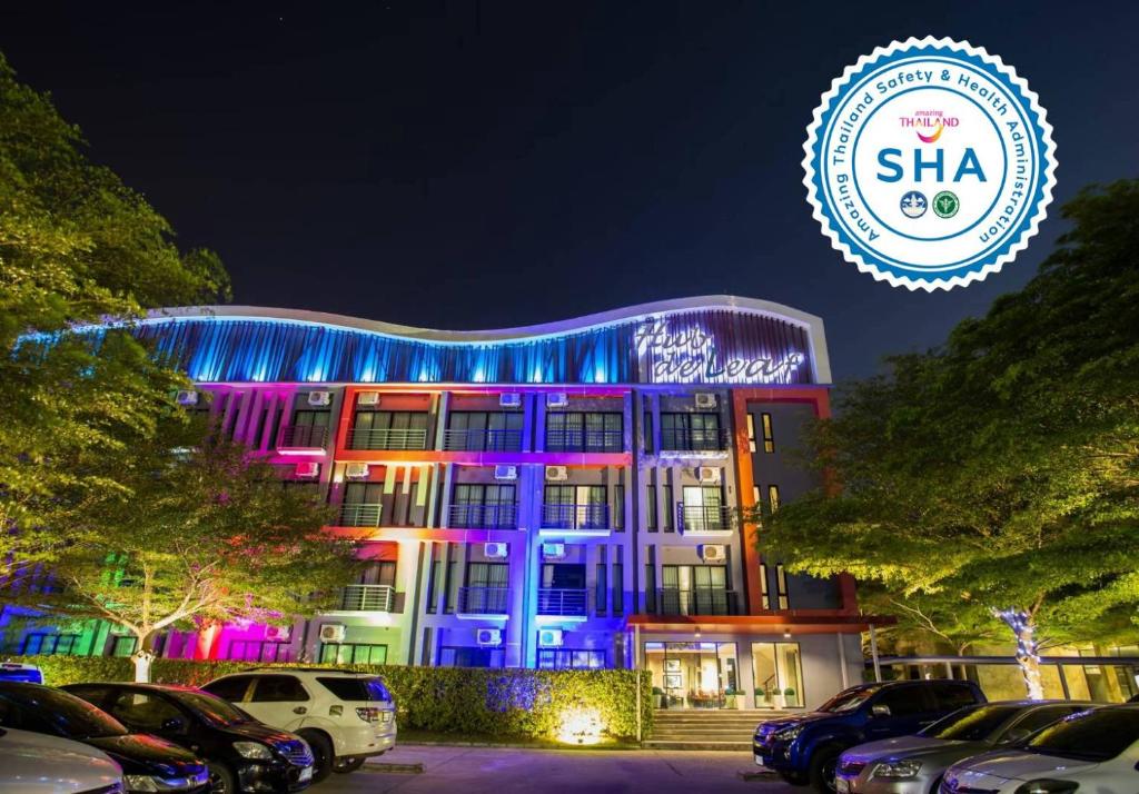 un edificio con luces de colores por la noche en Hub de Leaf @ Rayong, en Rayong