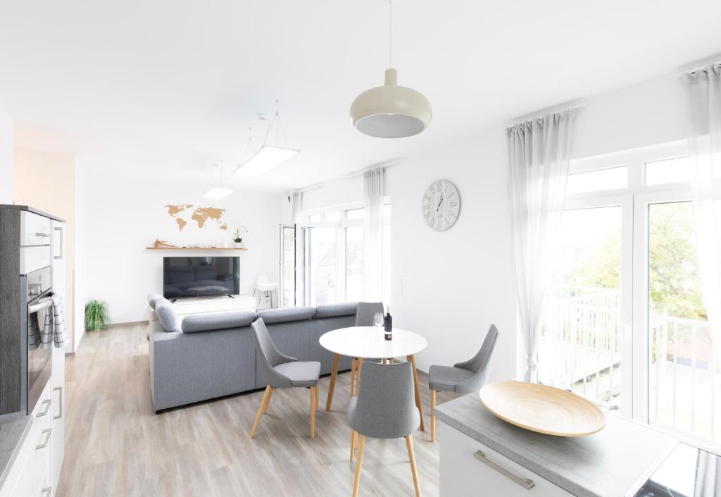 Et opholdsområde på Moderne 2 Zimmer Ferienwohnung mit Dachterrasse - 95qm