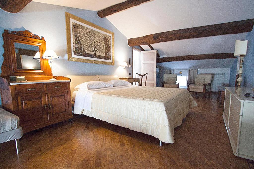 a bedroom with a bed and a dresser and a mirror at Il Fiore all'Occhiello in Lucca