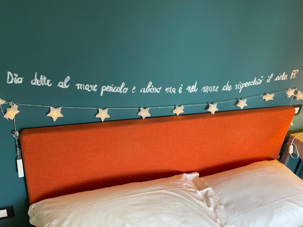Posteľ alebo postele v izbe v ubytovaní Spaziosa camera con letto alla francese e balcone a 500 mt dal mare