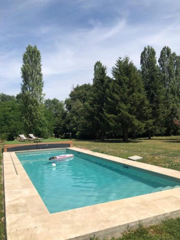 Bazén v ubytování Le Petit Pavillon nebo v jeho okolí