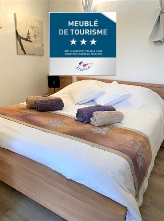 - un grand lit dans une chambre avec un panneau dans l'établissement La maisonnette de Saint Chamas, à Saint-Chamas