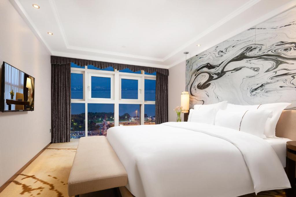 Postel nebo postele na pokoji v ubytování Shenzhen Bay Hisoar Hotel