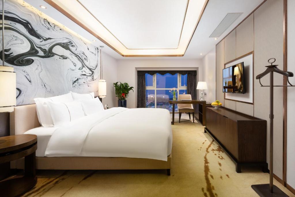 Postel nebo postele na pokoji v ubytování Shenzhen Bay Hisoar Hotel