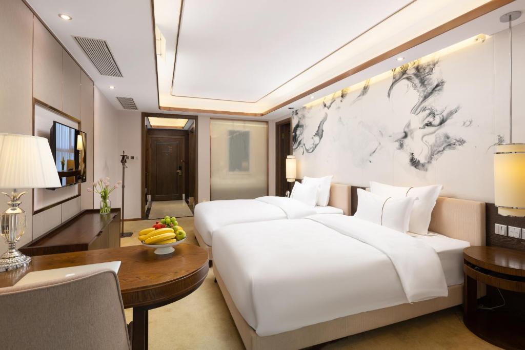 Postel nebo postele na pokoji v ubytování Shenzhen Bay Hisoar Hotel
