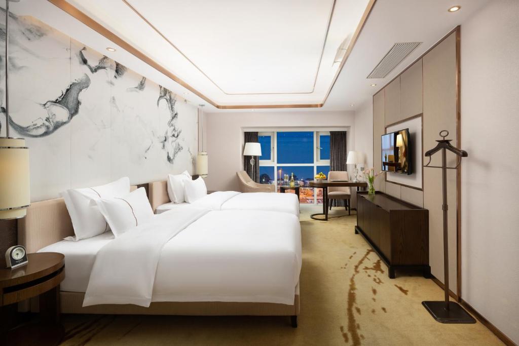 Postel nebo postele na pokoji v ubytování Shenzhen Bay Hisoar Hotel