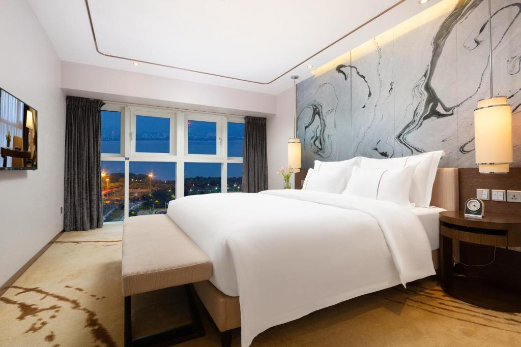 Postel nebo postele na pokoji v ubytování Shenzhen Bay Hisoar Hotel