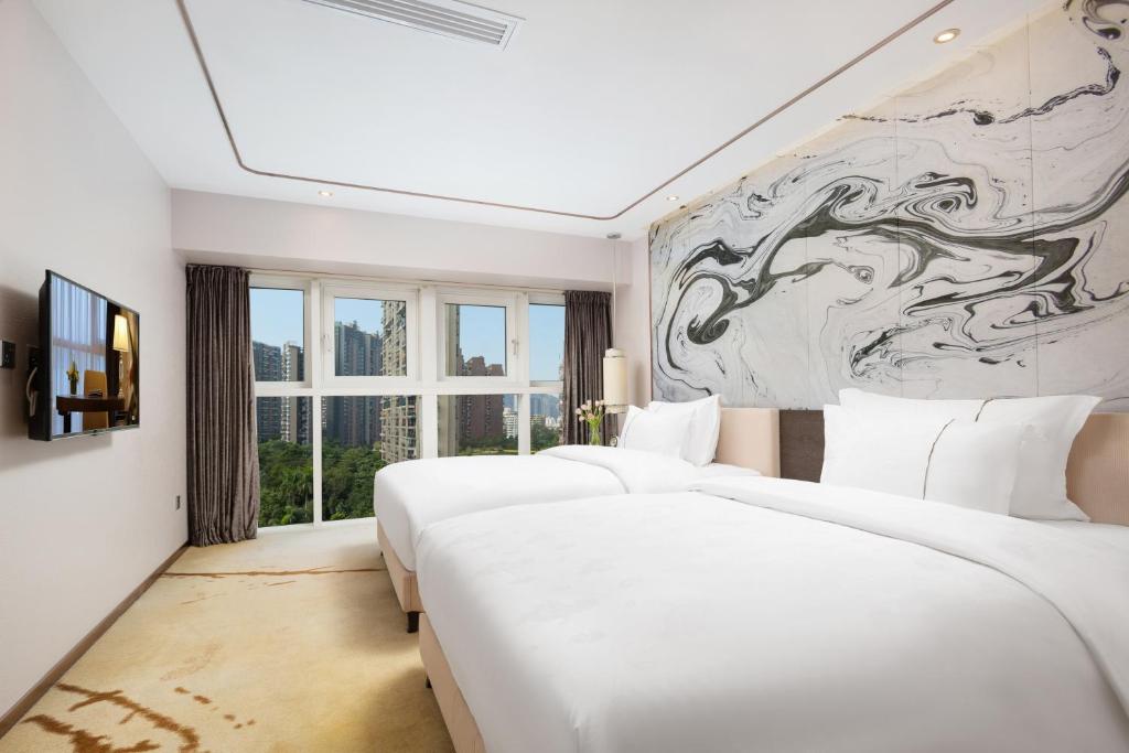 Postel nebo postele na pokoji v ubytování Shenzhen Bay Hisoar Hotel
