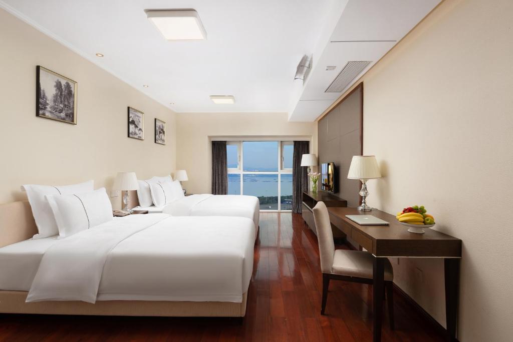 Postel nebo postele na pokoji v ubytování Shenzhen Bay Hisoar Hotel