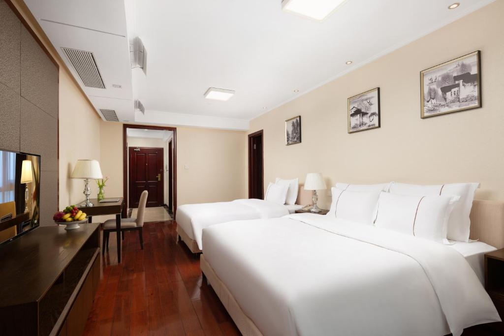 Postel nebo postele na pokoji v ubytování Shenzhen Bay Hisoar Hotel