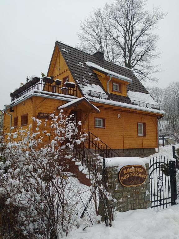 Una gran casa de madera con nieve. en Sosnowa Chata - dom z prywatną sauną, en Szklarska Poręba