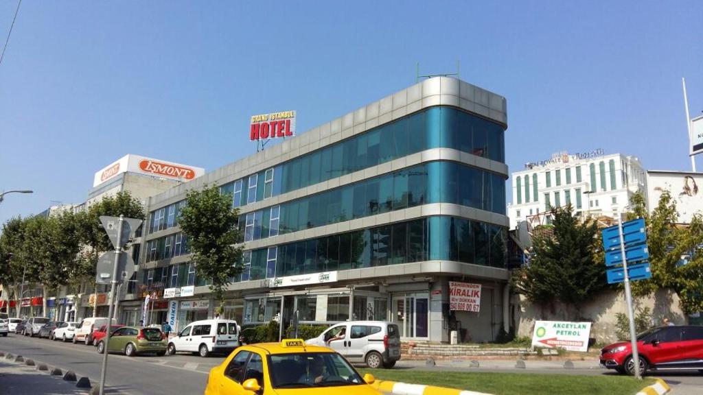 um carro amarelo estacionado em frente a um edifício em Grand İstanbul Airport Hotel em Istambul