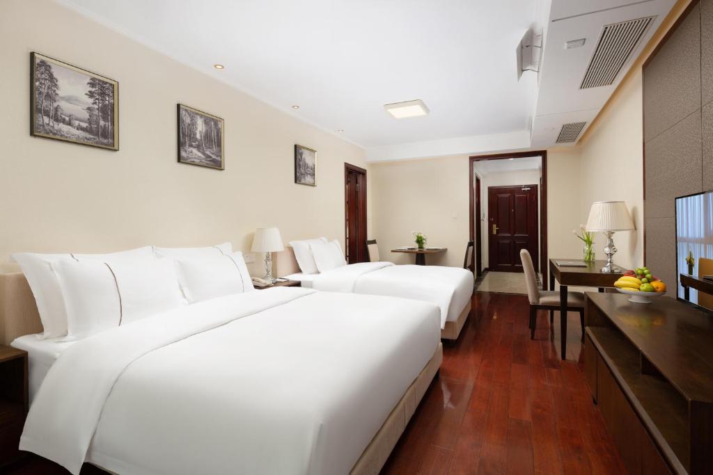 Postel nebo postele na pokoji v ubytování Shenzhen Bay Hisoar Hotel