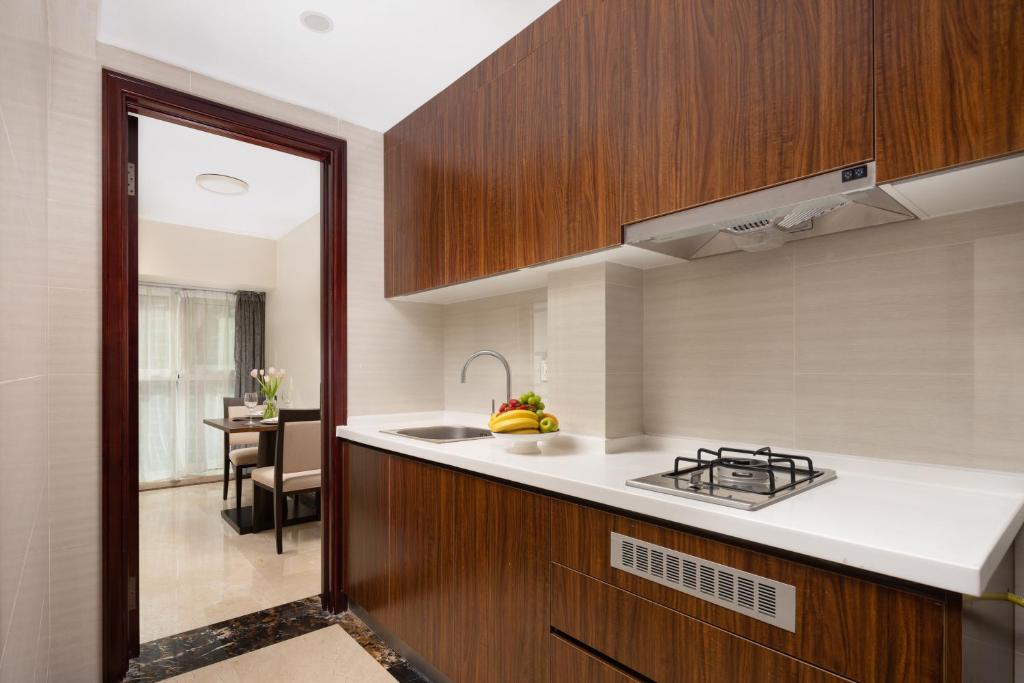 Kuchyň nebo kuchyňský kout v ubytování Shenzhen Bay Hisoar Hotel