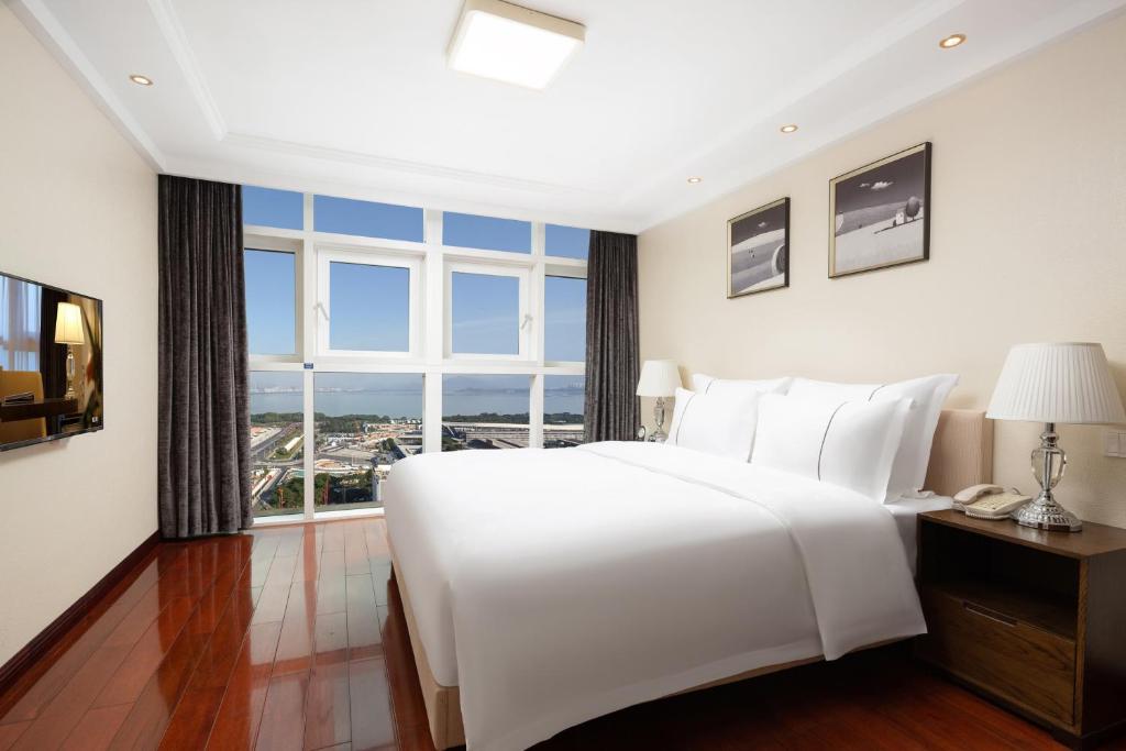 Postel nebo postele na pokoji v ubytování Shenzhen Bay Hisoar Hotel