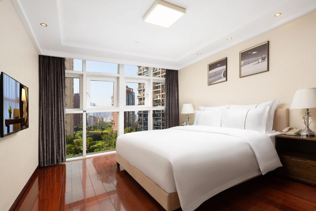 Postel nebo postele na pokoji v ubytování Shenzhen Bay Hisoar Hotel