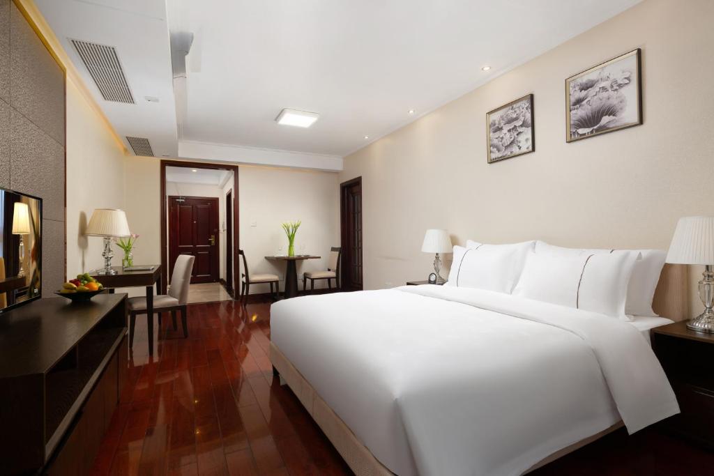 Postel nebo postele na pokoji v ubytování Shenzhen Bay Hisoar Hotel