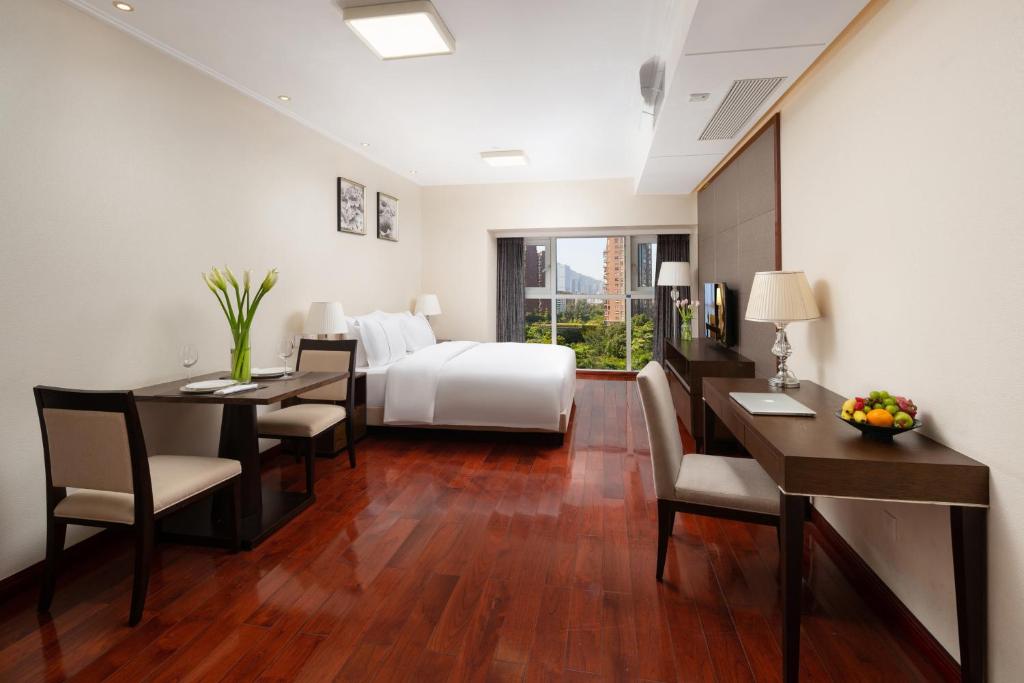 Postel nebo postele na pokoji v ubytování Shenzhen Bay Hisoar Hotel