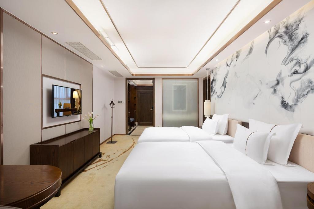 Postel nebo postele na pokoji v ubytování Shenzhen Bay Hisoar Hotel