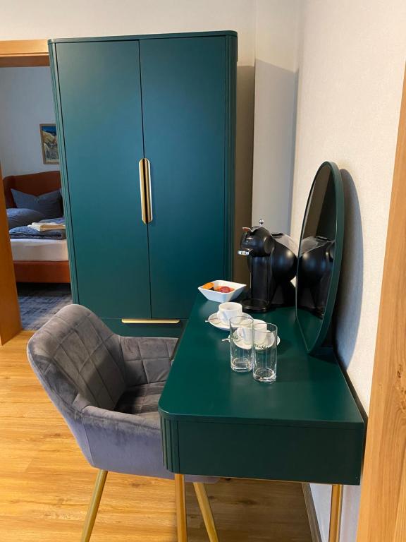 Příslušenství pro přípravu čaje a kávy v ubytování Pension & Café Abendröte