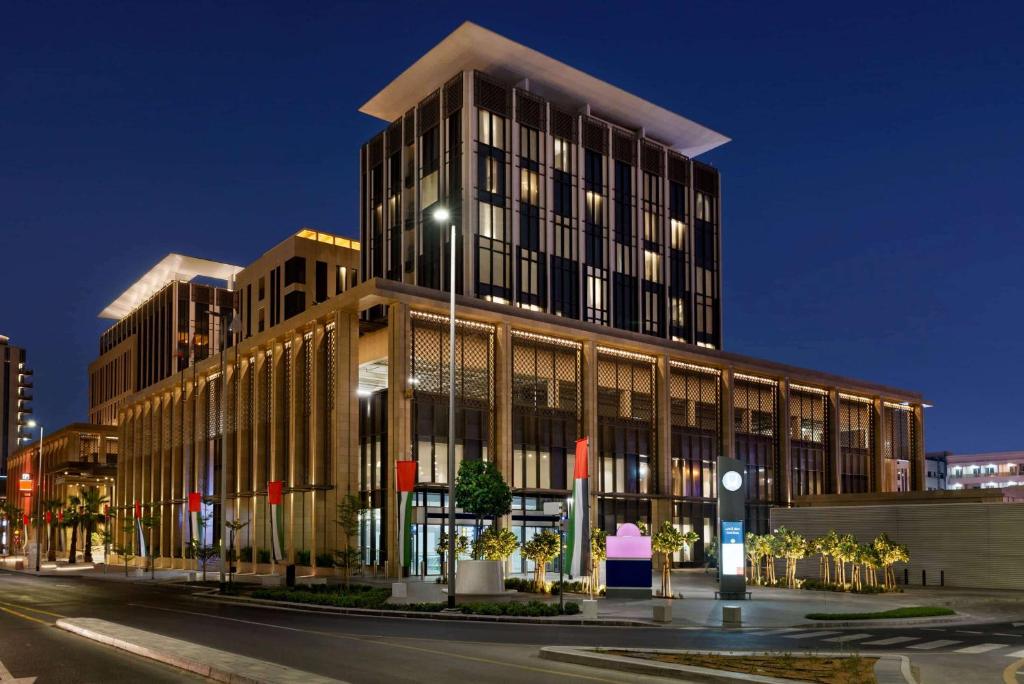 un grand bâtiment situé dans une rue de la ville la nuit dans l'établissement Days Hotel By Wyndham Dubai Deira, à Dubaï