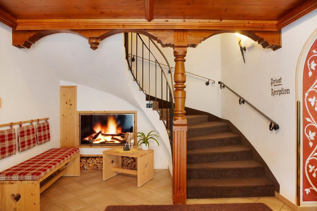 伊施格爾的住宿－Appartement 202，一间带楼梯和壁炉的客厅